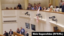 Перформанс влаштувала жінка на ім’я Крісто Талахадзе, вигукуючи «Ні російській мрії», «Ні російському режиму» 