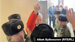 Адахан Мадумаров жана анын сотуна көрсөтмө бериш үчүн келген саясатчылар. 1-февраль, 2024-жыл.