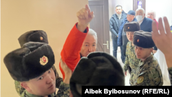 Адахан Мадумаров жана анын сотуна көрсөтмө бериш үчүн келген саясатчылар. 1-февраль, 2024-жыл.