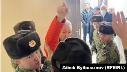 Адахан Мадумаров жана анын сотуна көрсөтмө бериш үчүн келген саясатчылар. 1-февраль, 2024-жыл.