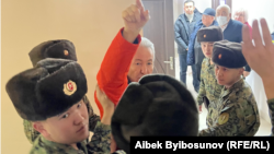 Адахан Мадумаровду Бишкектин Биринчи Май райондук сотуна алып келген учур. 1-февраль, 2024-жыл.