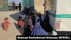 تعدادی از مهاجرین افغان که مجبور شده اند به افغانستان برگردند