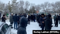 Думан Мухаммедкаримдин соту өтүп жаткан жерге чогулган тарапташтары. Конаев шаары, 12-февраль, 2024-жыл