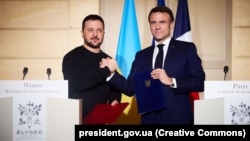 Украинанын президенти Владимир Зеленский менен Франциянын президенти Эммануэл Макрон. Париж, 16-февраль, 2024-жыл.