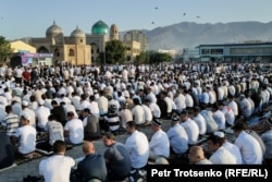 Курман айт намазы. Худжанд, Тажикстан, 15-июнь, 2024-жыл.