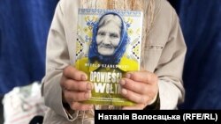 Книжка «Оповідання з Волині», в якій йдеться, зокрема, про трагічну родинну історію Аґнєшки Деї. Варшава, 2023 рік