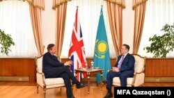 Ұлыбритания сыртқы істер министрі Дэвид Кэмерон мен Қазақстан сыртқы істер министрі Мұрат Нұртілеу. Астана, 24 сәуір, 2024 жыл.