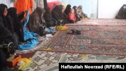 شماری از زنان در نیمروز که در بخش خیاطی و تولیدات صنایع دستی کار می کنند