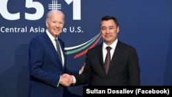 Президент Кыргызстана и США Джо Садыр Жапаров и Джо Байден.