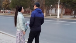 Diňle: Türkmenistanda aýal bilen erkek adam köpçülik ýerinde gujaklaşyp bilýärmi?
