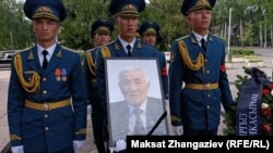 Эл жазуучусу Самсак Станалиев менен коштошуу зыйнаты.