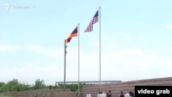 Հայաստանի և ԱՄՆ դրոշները Երասխում կառուցվող մետաղաձուլական գործարանի տարածքում, հունիս, 2023թ.