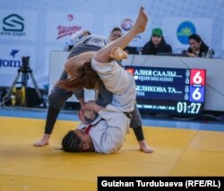 Үч бурчтук ыкмасын жасап жаткан спортчу. Үч бурчтук - жиу-житсуда негизги деп саналган үч ыкманын бири. Мында балбан атаандашынын башын буту менен кысып, колун өзүнө карай тартып, багынтууга аргасыз кылат.