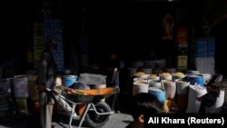 مشکلات اقتصادی مردم در افغانستان به حدی زیادی است که بسیاری از خانواده ها نمیتوانند نیازمندی های اولیه خود را فراهم کنند