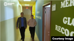 Мектептин алдындагы жер төлөдөгү бомбадан коргонуучу жай.