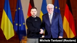 Украинанын президенти Владимир Зеленский жана Германиянын президенти Франк-Вальтер Штайнмайер. Берлин, 14-май, 2023-жыл. 