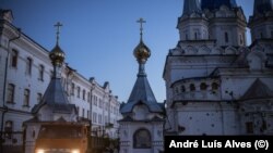 Сліди шрапнелі після обстрілу Святогірської лаври