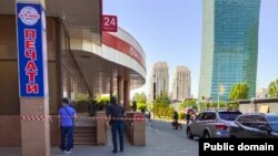 "Қарулы ер адам банк қызметкерлерін кепілге алды" деп айтылған Kaspi банктің Астанадағы бөлімшесін полиция бақылап тұр. Астана, 18 маусым 2023 жыл.