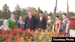 Эмомали Рахмон үй-бүлөсү менен. Архив сүрөт.