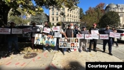 Кыргызстандын Вашингтондогу элчилигинин алдына чыккан активисттер. 25-октябрь, 2023-жыл.