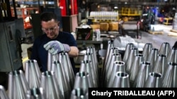 У цегляних будівлях, яким понад сто років, співробітник обробляє снаряди калібру 155 мм після виробничого процесу на Scranton Army Ammunition Plant (SCAAP) у Скрентоні. 16 квітня 2024 року