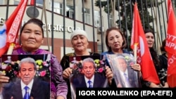 Адахан Мадумаровдун тарапташтары Бишкек шаардык сотунун алдында. Архивдик сүрөт.