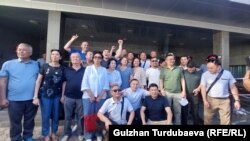 "Кемпир-Абад иши" боюнча айыпталгандар соттон чыкканда тартылган сүрөт. 14-июнь, 2024-жыл.