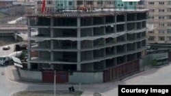 Жер тилкеге курулуп жаткан имарат. Сүрөт УКМКга таандык.