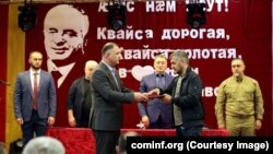 В ходе встречи с населением президент наградил двоих жителей города Квайса Орденом «Уацамонга»