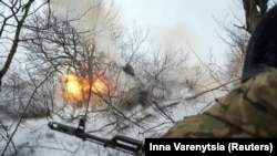 Українські військовослужбовці 93-ї бригади ведуть вогонь із самохідної гаубиці «Гвоздика» по російських військах поблизу міста Часів Яр Донецької області, 22 лютого 2024 року