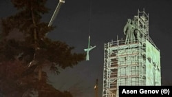 Серед тих, хто виступив проти демонтажу монумента, були люди з прапорами РФ та представники кількох проросійських партій