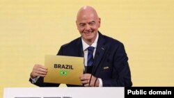 ФИФА президенти Жанни Инфантино Бразилия футбол боюнча кыз-келиндердин дүйнө чемпионатын өткөрүү укугун утуп алганын жар салып жаткан учуру. Таиланд, Бангкок шаары. 17-май, 2024-жыл.   