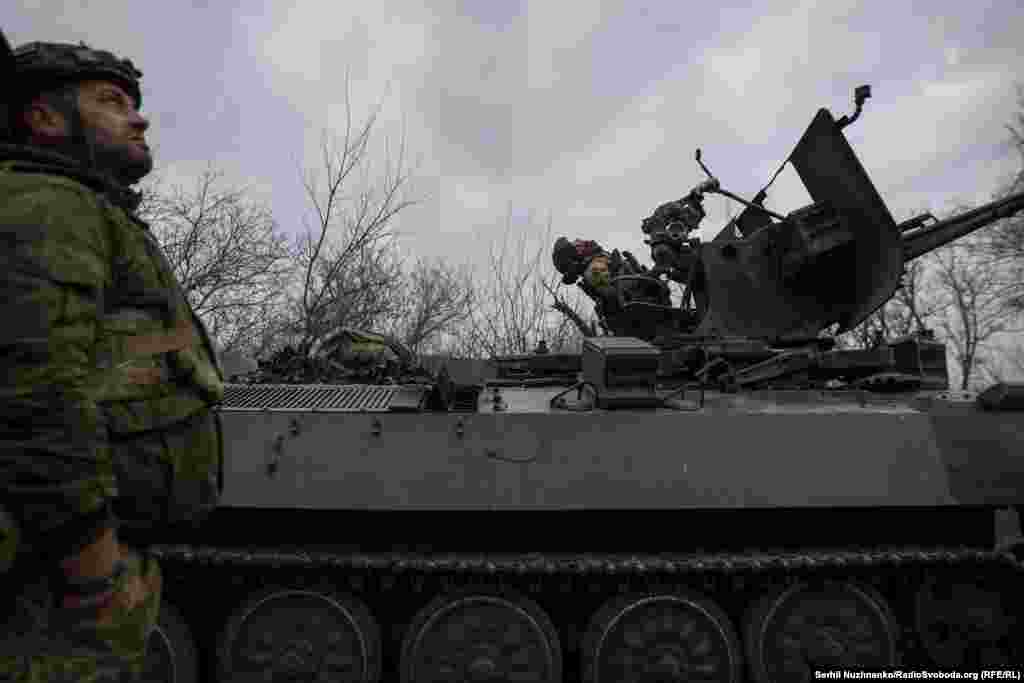 Занимая позиции, малые подразделения должны следить за небом, чтобы заметить российские дроны, которые могут атаковать в любой момент &nbsp;