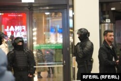 Сотрудники ОМОНа в ТРЦ "Галерея"