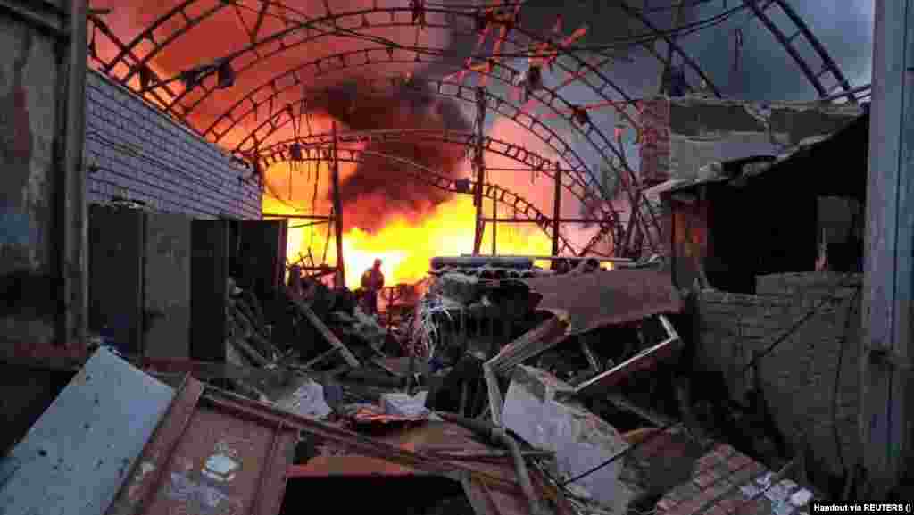 Пожежник гасить пожежу на сховищі, ураженому російським ракетним ударом у Дніпрі. Внаслідок удару, як повідомила влада, загинули 31-річна жителька цього міста та її 2-річна дочка. &nbsp; 