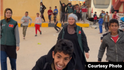 Элиана Сатарова Египетте баш калкалаган палестин балдар менен.