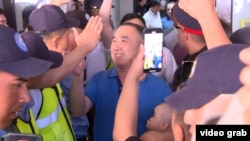 Один из фигурантов "Кемпир-Абадского дела" - журналист Айданбек Акмат уулу - выходит из суда. Он находился под арестом 1 год и 8 месяцев. 14 июня 2024 года. 