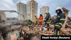 Halas edijiler 6-njy oktýabrda Harkowa edilen rus zarbasynda zyýan ýeten ýaşaýyş jaýynda iş alyp barýarlar.
