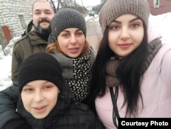 Гліб Желдак з мамою, татом і сестрою. Фото з особистого архіву родини