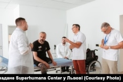 Французькі та українські лікарі оглядають українського захисника