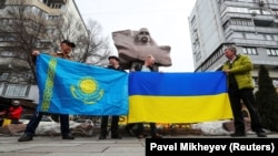 Украинадагы согуштун бир жылдыгында өткөн акция. Алматы шаары, 24-февраль, 2023-жыл