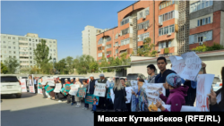 Соттун алдына нааразылык акциясына чыккандар, 4-октябрь, 2023-жыл. 