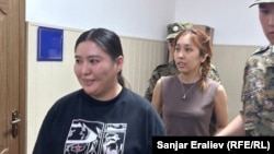 Махабат Тажибек кызы менен Айке Бейшекеева Ленин райондук сотунда. 7-июнь, 2024-жыл.