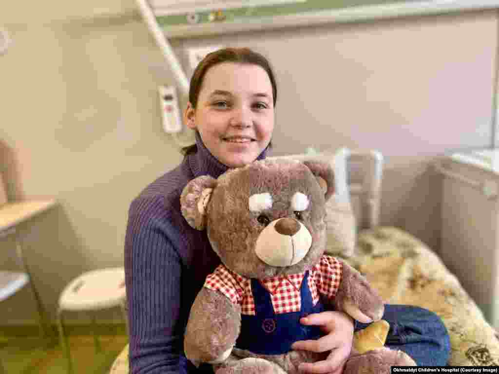 Кира осталась круглой сиротой в 12-летнем возрате. В марте 2022 года в Мариуполе погиб ее отец, бывший капитан сборной Украины по водному поло. Мать девочки умерла, когда Кира была еще совсем маленькой. Кира пыталась бежать из Мариуполя вместе с подругой своего покойного отца и несколькими соседями. Но один человек из их группы наступил на мину. Кира получила травму. Ее доставили ​​в больницу в удерживаемом Россией Донецке. Дедушка девочки позже поехал через Россию, чтобы вернуть ее в Украину. Во время лечения в &laquo;Охматдете&raquo; Кирупосетил президент Украины Владимир Зеленский&nbsp;&nbsp;