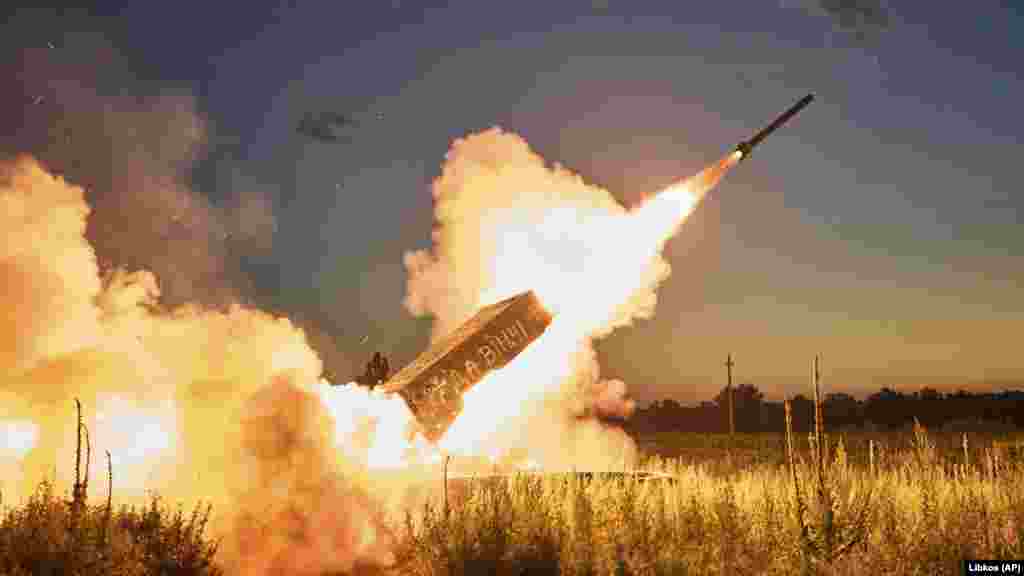 Українські сили ведуть вогонь по російських позиціях поблизу Кремінної в Луганській області з важкої термобаричної реактивної системи залпового вогню ТОС-1А &laquo;Солнцепьок&raquo;. Цю трофейну російську техніку використовує батальйон ЗСУ &laquo;Да Вінчі&raquo; &nbsp; &nbsp;