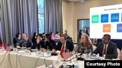 Долбоордун бет ачарына билим берүү жана илим министри Догдуркүл Кендирбаева жана АКШ элчиси Элчи Лессли Вигери катышты. 