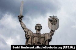 Під час демонтажу герба СРСР зі щита монумента «Батьківщина-мати», замість якого встановлять Тризуб – герб України. Київ, 30 липня 2023 року