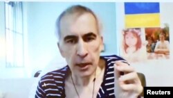 Грузиянын мурдагы президенти Михаил Саакашвили Тбилиси шаардык сотуна видеобайланыш аркылуу катышып жатат. Видеодон алынган кадр. 3-июль, 2023-жыл.