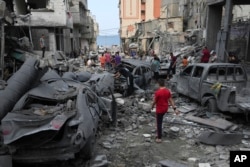 Палестинці в смузі Газа біля зруйнованої авіаударом мечеті в місті Газа. 9 жовтня 2023 року