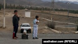 Cagalar çöplän kömeleklerini köçäniň ugrunda satýar. Ahal welaýaty, 2023. 